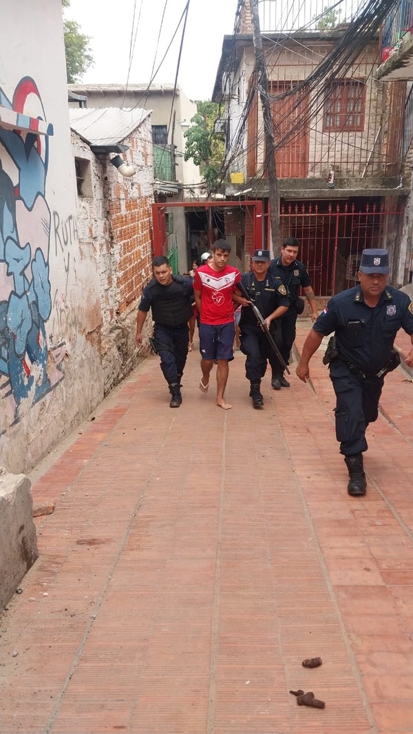 Cae presunto asaltante que despojó de su celular a motobolt en la Chacarita - trece