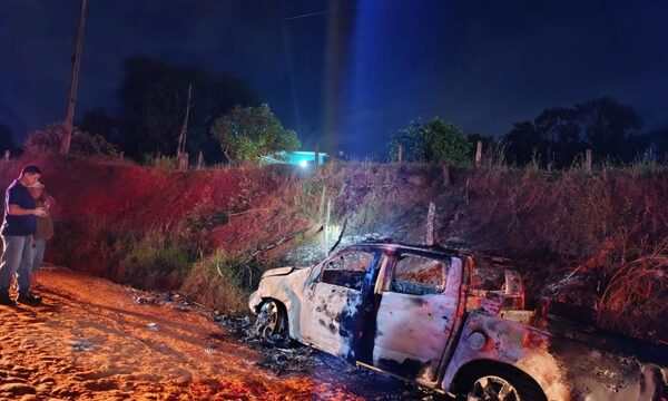 Camioneta se incendia tras caer en un precipicio en O’Leary