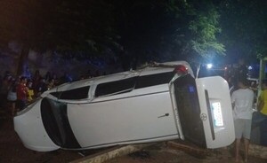 Conductor muere tras volcar su vehículo