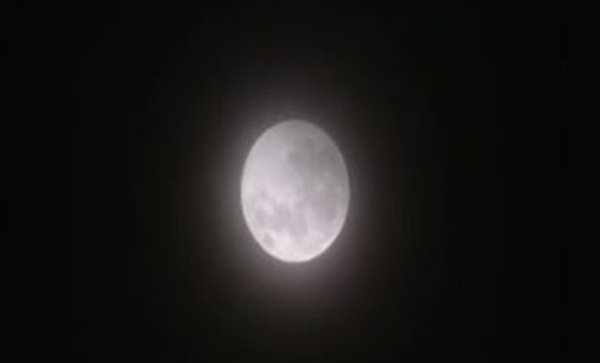 El eclipse lunar reunió a personas en la Costanera de Asunción - SNT