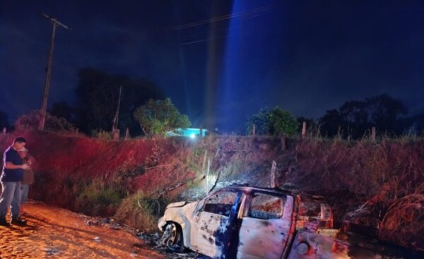 Camioneta fue consumida por las llamas tras un desperfecto mecánico