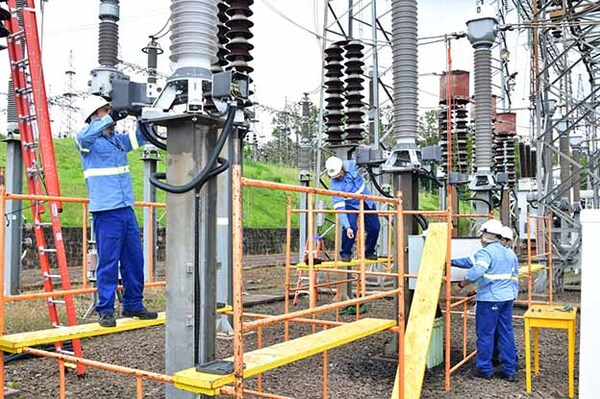 Sustituyen transformadores de corriente en la Subestación de la Central Acaray | DIARIO PRIMERA PLANA