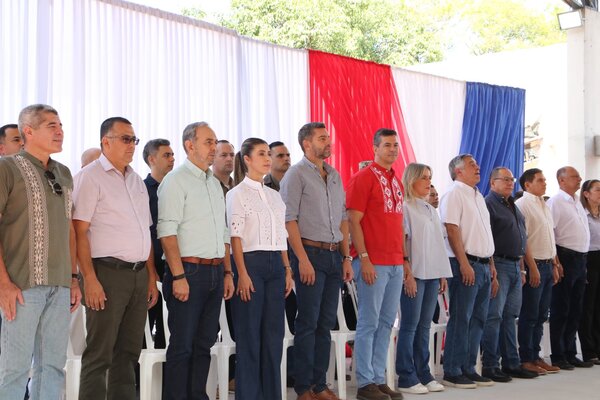 Paraguarí recibe equipos informáticos, libros y recursos financieros para mantenimiento escolar - .::Agencia IP::.