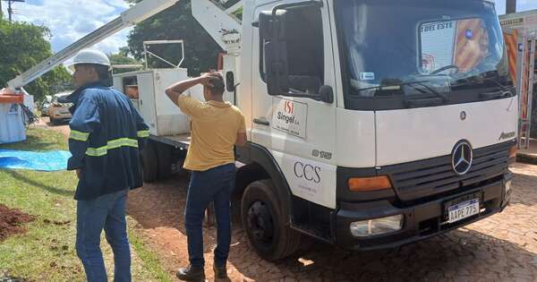 La Nación / Un trabajador falleció por electrocución al instalar postes para la Ande