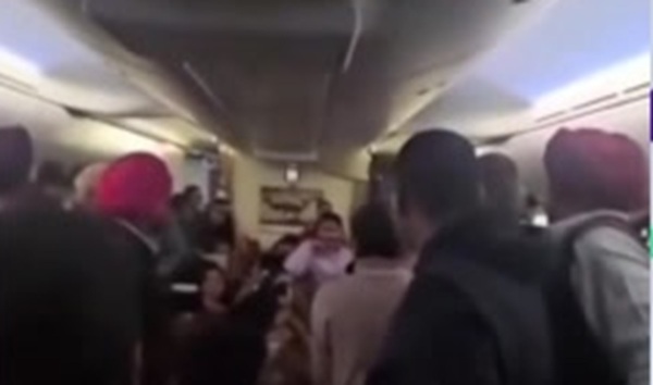 Vuelo de Air India aterriza de emergencia por fallas en los baños - SNT