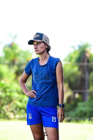 Dejar la práctica del fútbol para enseñar sus secretos a las niñas - 1000 Noticias
