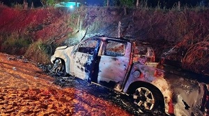 Camioneta cayó a un barranco y luego ardió en llamas