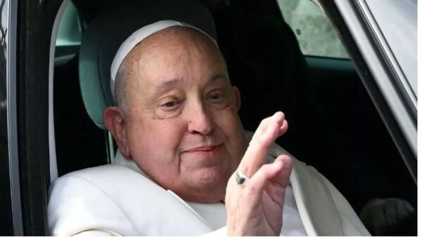 Estrellas del fútbol mandan mensajes de aliento al papa, que cumple un mes hospitalizado
