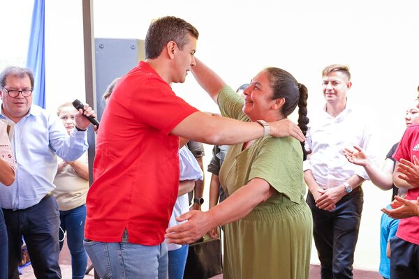 Sueño de la casa propia se hace realidad en La Colmena e Ybycuí - .::Agencia IP::.