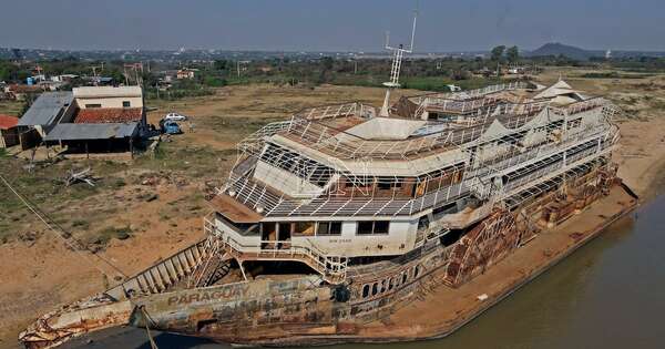 Diario HOY | Con proyecto de ley, buscarán retirar barcazas abandonadas y hundidas del río Paraguay