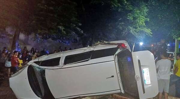 Hombre pierde la vida tras sufrir aparatoso vuelco en Ciudad del Este - Noticiero Paraguay