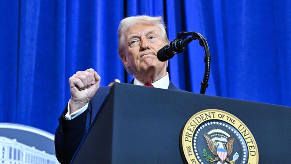 Trump pide encarcelar a sus rivales en un duro discurso en el Departamento de Justicia