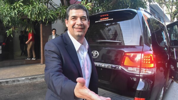 Velázquez dice que está limpio con EEUU y se lanza para 2028