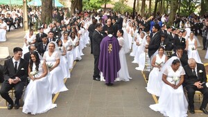 114 parejas sellaron su amor en una emotiva boda comunitaria