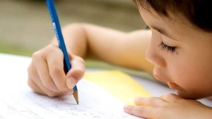 La letra de tus hijos podría indicar que necesita una visita al oftalmólogo