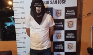 Detienen a «celoso» que tiró el celular de su pareja al suelo y le propinó golpes en la cara en el estacionamiento de un bar