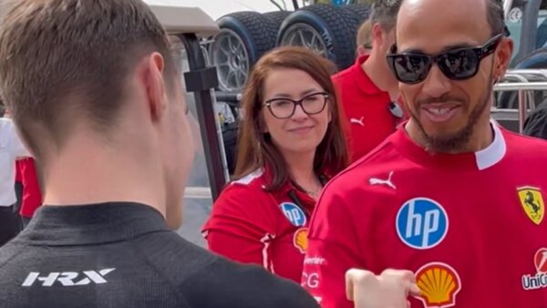 El saludo entre Joshua Duerksen y Lewis Hamilton