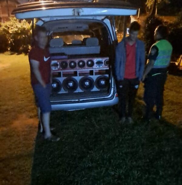 Dos detenidos por polución sonora y perturbación de la paz pública