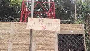 Vecinos hacen vigilia para que no se coloque una antena