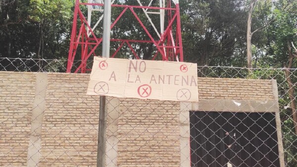 Vecinos hacen vigilia para que no se coloque una antena