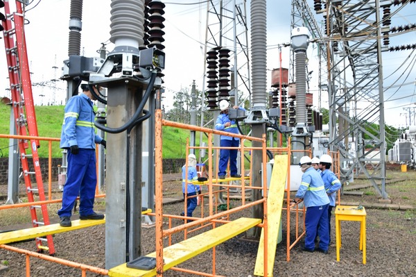 Técnicos de Itaipú renuevan transformadores en la Subestación de Acaray - ADN Digital