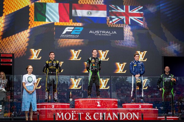 Orgullo total: ¡ Joshua Duerksen ganó la Carrera Sprint de la Fórmula 2 en Australia! - trece