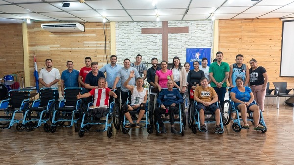 Entregan sillas de ruedas a personas con movilidad reducida - ADN Digital