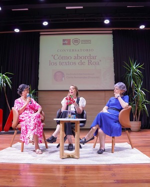 Presencia internacional en la UNAE: Carla Fernándes en el conversatorio “¿Cómo abordar los textos de Roa?”