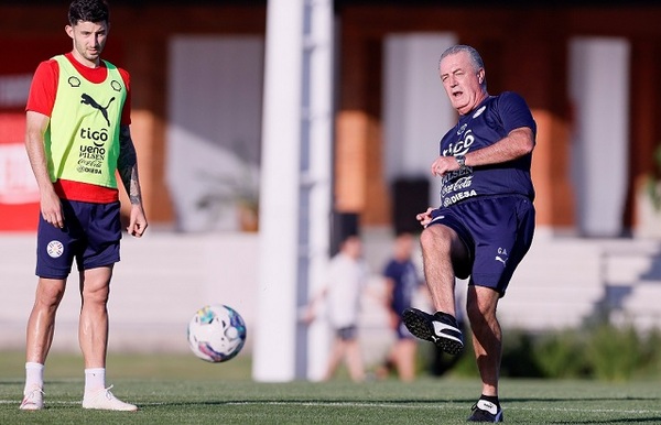Alfaro presenta lista renovada para enfrentar a Chile y Colombia