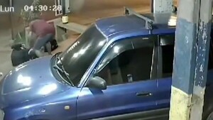 Mientras aguardaba el bus, lo asaltaron y apuñalaron