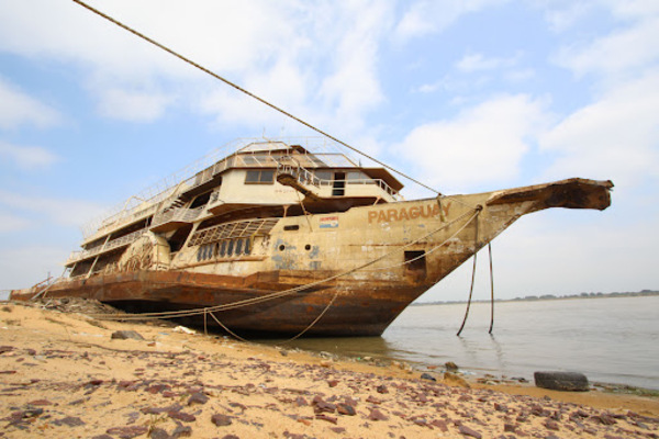 Analizan anteproyecto de ley para retirar barcazas abandonadas del Río Paraguay - ADN Digital