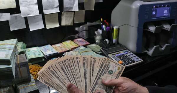 La Nación / Tras crisis en su país bolivianos llevan dólares en Paraguay y fortalecen la divisa, explican