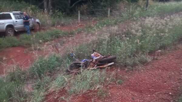 Choque frontal entre camioneta y motocicleta deja un fallecido