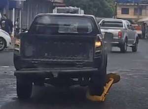 Insólito en San Lorenzo: camioneta circula con cepo y causa furor en redes - Nacionales - ABC Color