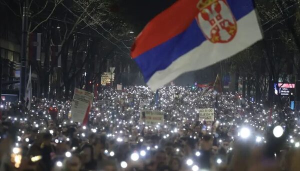 Miles de personas exigen la salida del presidente de Serbia