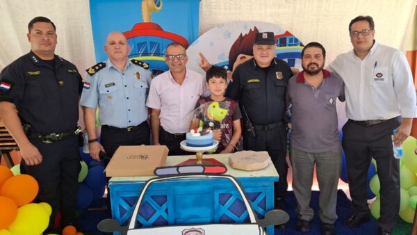 Samir Ortiz, el niño lustrabotas que es apadrinado por 17 policías