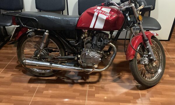Incautan motocicleta con escape libre, cuyo conductor realizaba piruetas