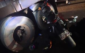 Motociclista muere tras chocar contra tracto camión