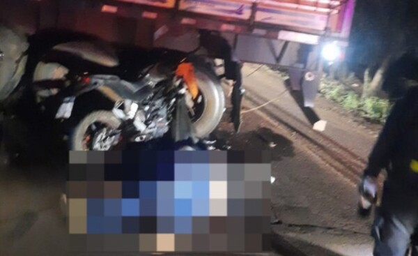 Motociclista muere tras chocar contra un tractocamión