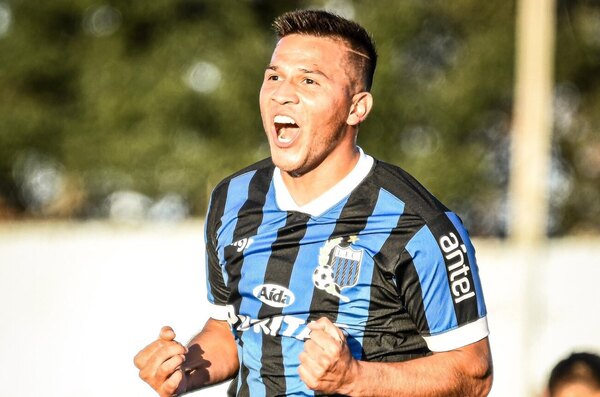 Versus / Hugo Quintana, con doblete y máxima figura del líder invicto del fútbol uruguayo