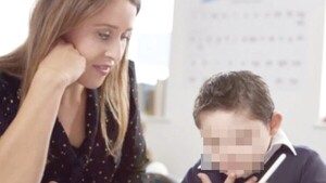 Coles privados obligan a padres a poner “profes sombra” a sus hijos