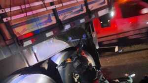 Motociclista choca contra tracto camión y fallece en Minga Porã