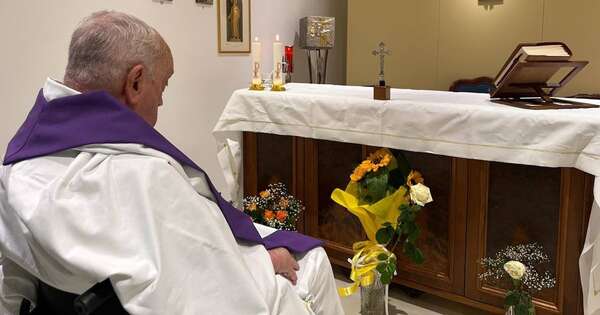 La Nación / Publican la primera foto del papa tras internación: “Estoy atravesando un momento de prueba”