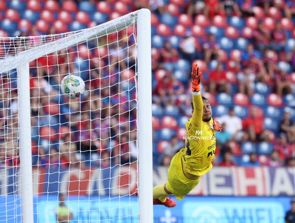 Versus / Pachi Carrizo hace vibrar la Nueva Olla con un golazo