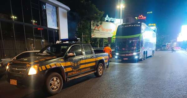 La Nación / Buses brasileños fueron demorados por infringir acuerdos internacionales de turismo