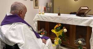 La Nación / El Vaticano publica la primera foto del papa desde su hospitalización