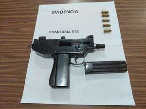 Incautan una “mini uzi” del poder de un adolescente en el barrio Ricardo Brugada de Asunción - Policiales - ABC Color