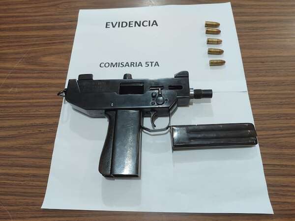 Incautan una “mini uzi” del poder de un adolescente en el barrio Ricardo Brugada de Asunción - Policiales - ABC Color