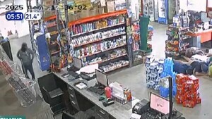 Video: Cuatro hombres armados asaltan con violencia un comercio en J. Augusto Saldívar