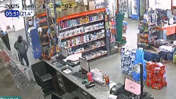 Video: Cuatro hombres armados asaltan con violencia un comercio en J. Augusto Saldívar